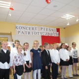 dzieci-piewaj-pieni-patriotyczne