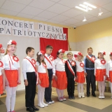 dzieci-piewaj-pieni-patriotyczne